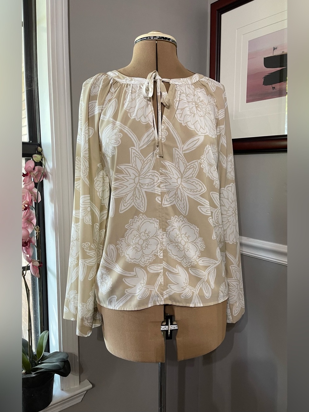 LOFT sz M Beige and White Floral Tie-Neck Blouse